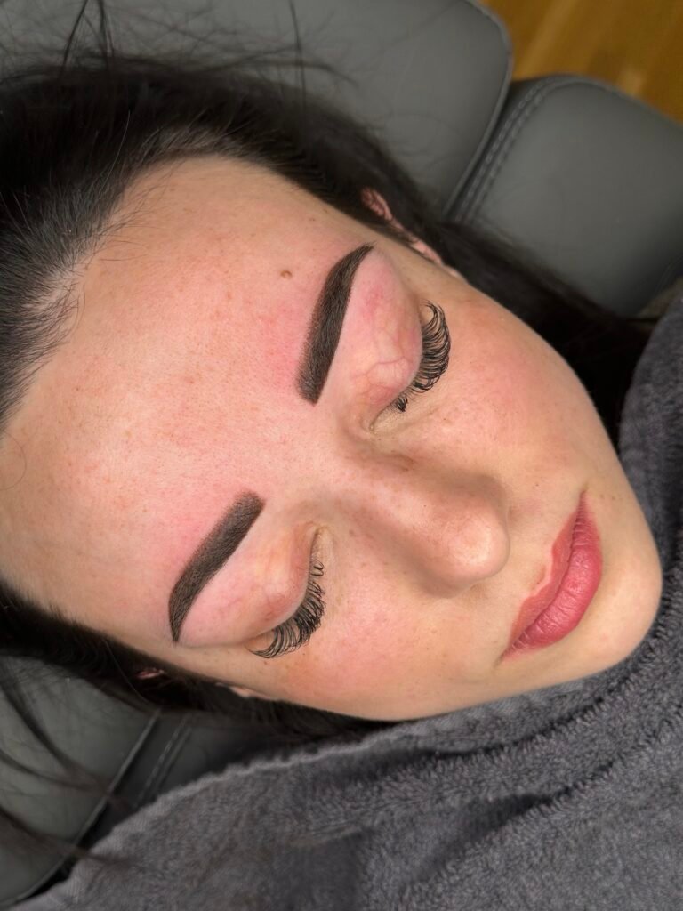 Gesicht einer Frau mit gepflegtem Gesicht