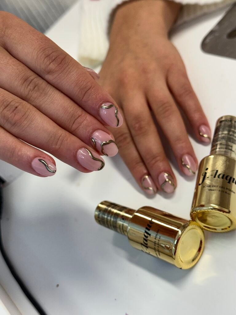 Foto von Nägeln nach einer Maniküre